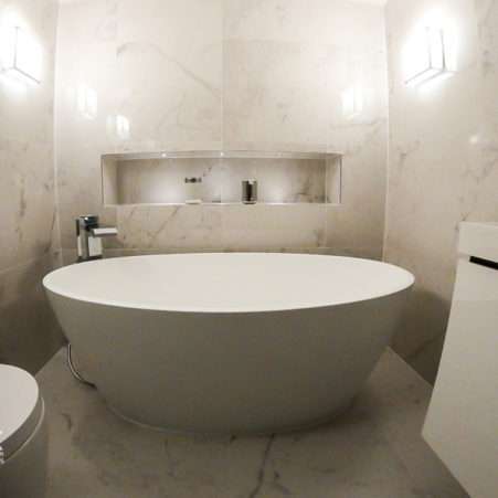Fully tiled 4 piece bathroom suite